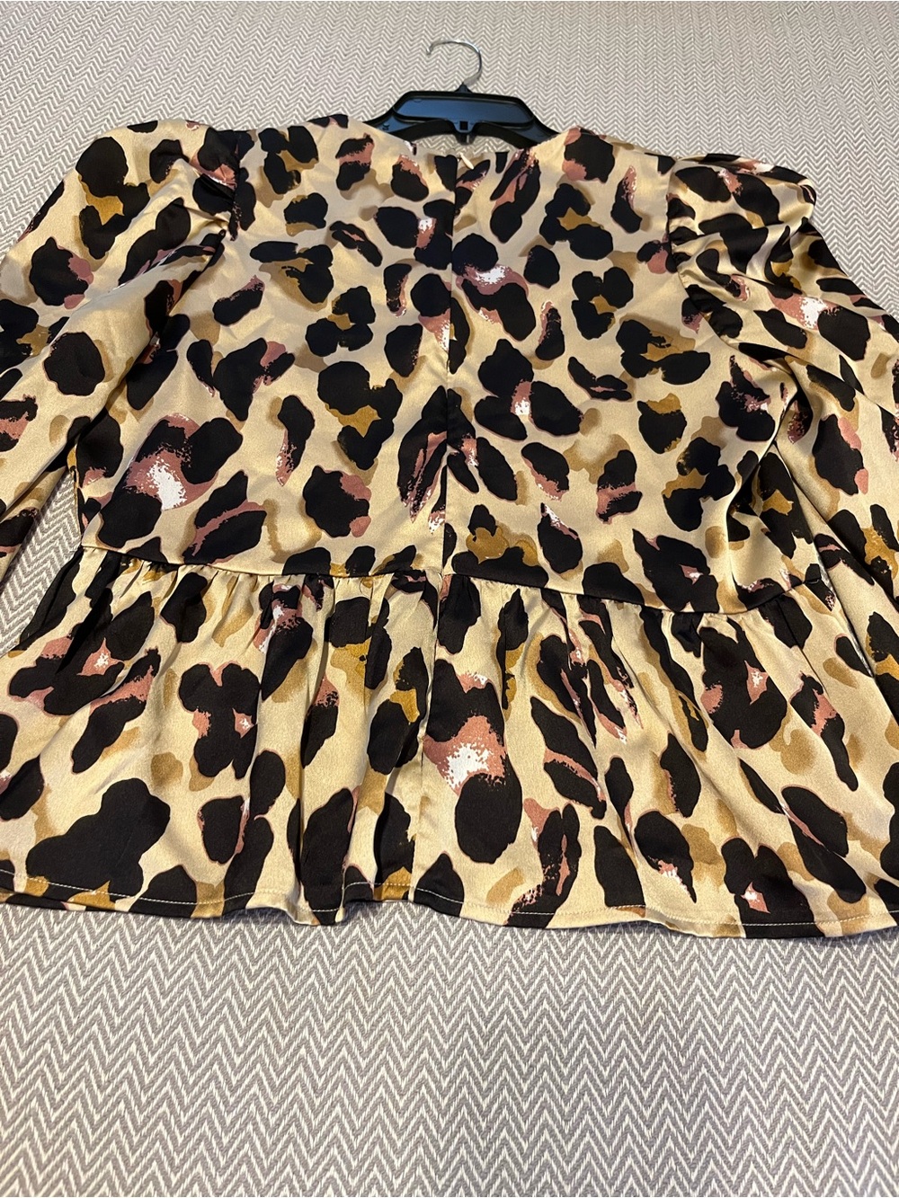 KARLIE Leopard Print Puff Sleeve Peplum Top. Zipper back. So cute! Large. - Picture 6 of 10